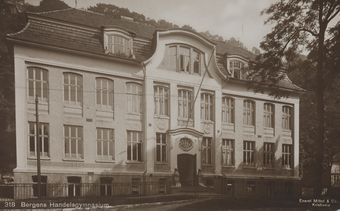 318 Bergens Handelsgymnasium - no-nb digifoto 20160202 00118 bldsa PK20402.jpg