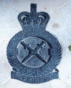 Skvadronmerke for den norske 331-skvadronen på kirkegulvet i St. Clement Danes i London. Denne kirken er RAFs hovedkirke. Foto: Stig Rune Pedersen