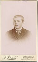289. 34 Ukjent mann, fotograf J.Dahl, Tønsberg og Sandefjord (før 1897) 01.jpg