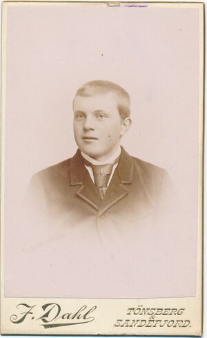 34 Ukjent mann, fotograf J.Dahl, Tønsberg og Sandefjord (før 1897) 01.jpg