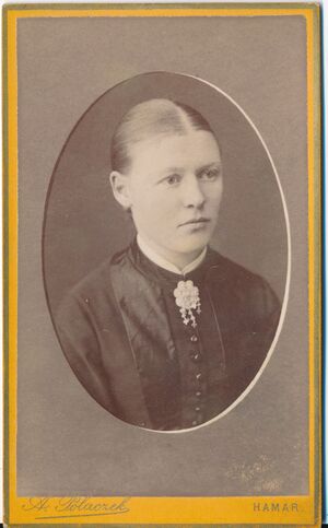 36 Ukjent dame, fotograf A. Polaczek, Hamar (1).jpg