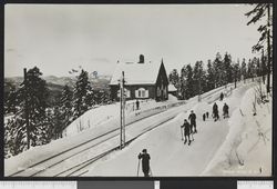 Skogen Stasjon på Tryvandsbanen.Fotograf ukjent. Nasjonalbibliotekets bildesamling