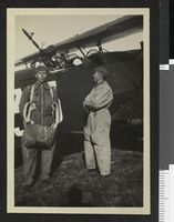 300. 3 personer ved et bevæpnet fly, 1932 - no-nb digifoto 20160215 00880 blds 08149.jpg