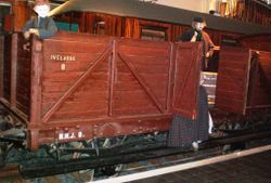 4. klasse fra jernbanens barndom, fra Jernbanemuseet. Halv vegg, intet tak, ingen seter. Foto: Steinar Bunæs (2014).