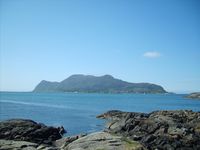 Godøya sett frå Atlanterhavsparken i Ålesund. Foto: Olve Utne (2008).