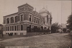 Portbygningen til Christiania Tivoli, oppført i 1890, med uteservering på terrassen ut mot gaten og restaurant innenfor. Chat Noir holdt til i andre etasje i tiden 1912-1919. Bygningen revet i 1935 og erstattet av Høyres Hus. Foto: Olaf Væring