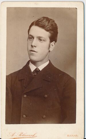 40 Ukjent mann, fotograf A. Polaczek, Hamar (1).jpg