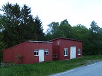 Butikken hadde lagerhus rett over vegen. Foto: Olve Utne