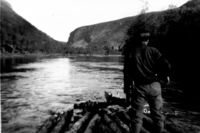 Fløting av tømmer på Reisaelva. Foto: NTRM.