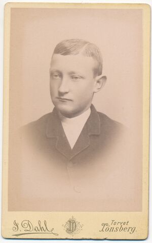 42 Ukjent mann, fotograf J.Dahl, Tønsberg (før 1897).jpg