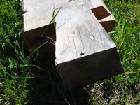 Flatskåret halvkløyving med sinknov. Fra et nedrevet hus stabla ved saga i Sagvika på Stabblandet. Foto: Olve Utne (2008).