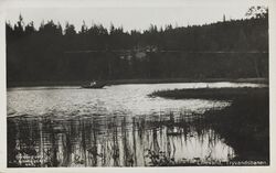 Stemning ved Lillevann - banen skimtes til høyre i bakgrunnen. Ukjent fotograf/Nasjonalbibliotekets bildesamling