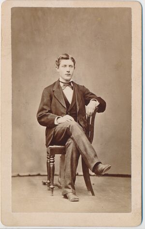44 Ukjent mann, fotograf A. Polaczek, Hamar (1).jpg