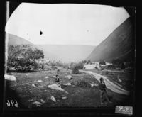 75. 464. Parti av Vestfjorddalen med bjørnejæger - NB bldsa OTO0696 A.jpg