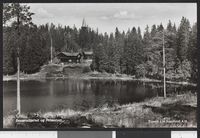 Sett fra andre siden av Besserudtjernet, Holmenkollen kapell i bakgrunnen. Foto: Nasjonalbiblioteket