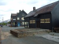 Hjerkinn stasjon sett fra sørgående tog. Foto: Olve Utne (2008).