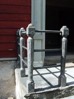 Rekkverk ved hovuddøra. Foto: Olve Utne (2008).