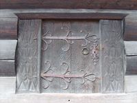 Døra med treskurd og smijarnsbeslag. Foto: Olve Utne (2008).