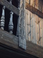 Opning i svalen i andre etasje, med treskurd. Foto: Olve Utne (2008).