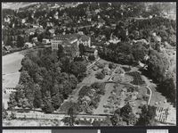 Foto: Skolen med hageanlegget (Nasjonalbiblioteket).