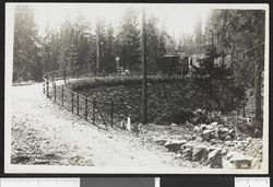 Midtstuen stasjon ligger på en steinmur. Foto: Nasjonalbiblioteket