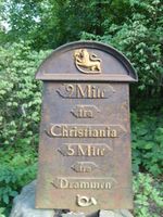 Løve med hellebard på milestolpe.