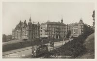 Victoria terrasse sett fra begynnelsen av Drammensveien (etterhvert Henrik Ibsens gate). Ukjent år og fotografi.