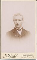 291. 57 Ukjent mann, fotograf J.Dahl, Tønsberg og Sandefjord (før 1897) 01.jpg