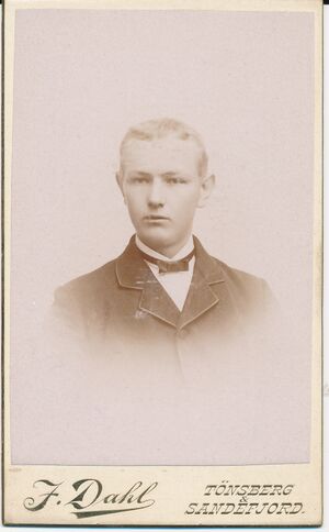 57 Ukjent mann, fotograf J.Dahl, Tønsberg og Sandefjord (før 1897) 01.jpg