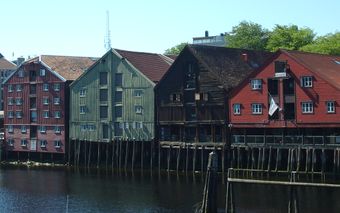 5992cr Bryggjer langs Nidelva.jpg