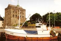 «Nybør», H-1-B, ligg til kai i Bergen 1992. Bak ser ein trålflakane til krepsetrålen.