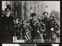 198. 6. De Kongelige på Rådhustrappen 7 juni 1945 - no-nb digifoto 20160118 00001 bldsa pk kgl0088.jpg