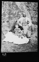 4. 608. Mann og kone med barn - NB bldsa OTO0919 A.jpg