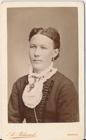 60 Ukjent dame, fotograf A. Polaczek, Hamar.jpg