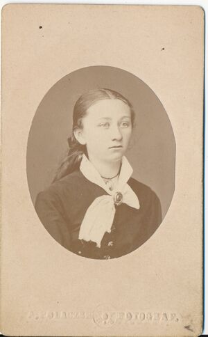 62 Ukjent dame, fotograf A. Polaczek, Fredrikstad.jpg