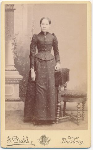 63 ukjent dame, fotograf J.Dahl, Tønsberg (før 1897).jpg