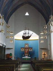 Kor og votivskip. Foto: Olve Utne (2008).