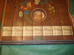 6897 harpeleik-zither.jpg