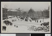 Karl Johans gate, med universitetet til venstre og Nationaltheatret til høyre. Foto: Nasjonalbiblioteket