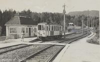 Stasjonsbygning med seteritak på Haslum stasjon på Bærumsbanen i 1920-årene. Foto: Nasjonalbiblioteket (1924-1929).