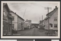 167. 7034 Gateparti. Brumundalen - no-nb digifoto 20150811 00031 bldsa PK26203.jpg