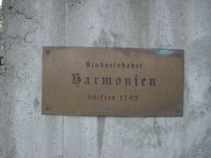 7045 Klubselskabet Harmonien Stiftet 1792.jpg