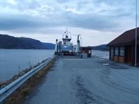 MF «Driva» ligg ved Hennset ferjekai. Foto: Olve Utne (2008).