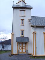 Tårnet og kirkedøra.