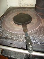 Krumkakejern på vedkomfyr. Foto: Olve Utne, 2008.