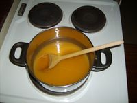 Sukkeret er heilt oppløyst og smøret smelta.