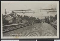 Perrongene på stasjonen på 1920-tallet.