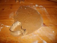 Kjevl ut ein mindre leiv av deigrestane og stikk ut småkaker av honom òg.