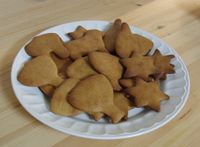 ... og vi har ferdige peparkaker som kan oppbevarast i tett boks i eit par månader.