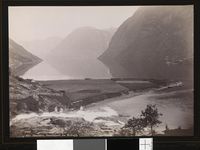 79. 820. Søndmør, Sunelsfjord fra Hellesylt - no-nb digifoto 20151112 00167 bldsa AL0820.jpg